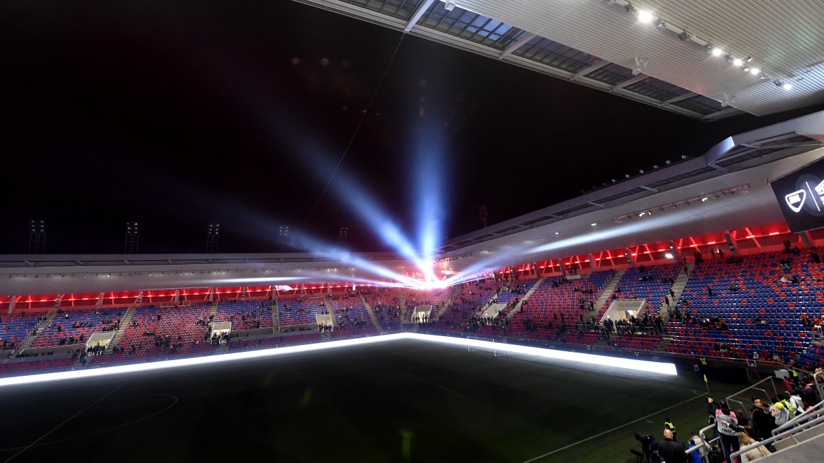 Érkeznek a nézők a MOL Aréna Sóstó futballstadion avatóünnepségére Székesfehérváron 2018. november 21-én. A bajnok MOL Vidi FC új otthona 13,98 milliárd forintos beruházással valósult meg és már az UEFA szigorított, IV-es kategóriájának elvárásaihoz illeszkedik: 14 200 fős befogadóképességével nagy nemzetközi találkozóknak adhat otthont.