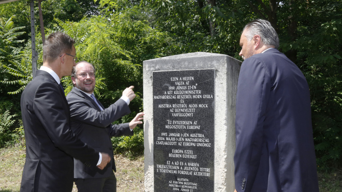 Szijjártó Péter magyar és Alexander Schallenberg osztrák külügyminiszter, valamint Hans Peter Doskozil, Burgenland tartományfőnöke (b-j) Sopron határában, a vasfüggöny 30 évvel ezelőtti, szimbolikus átvágásának helyszínén tartott rendezvényen 2019. június 27-én.
