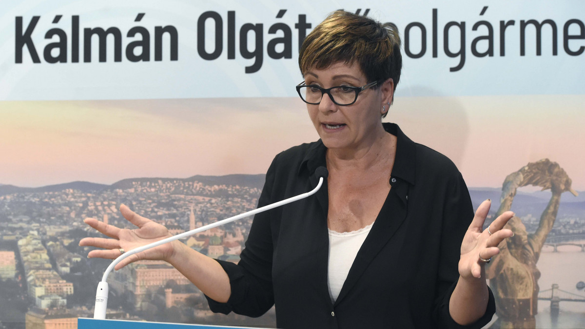 Kálmán Olga, a Demokratikus Koalíció (DK) főpolgármester-jelöltje sajtótájékoztatót tart a párt központi irodájában 2019. június 27-én. Miután Karácsony Gergely, az MSZP-Párbeszéd politikusa nyerte az ellenzék a június 20. és június 26. között rendezett főpolgármester-jelölti előválasztását, Kálmán Olga bejelentette, hogy a (DK) azon dolgozik a jövőben, hogy Karácsony Gergely az ellenzéki tábor sikeres főpolgármester-jelöltje legyen.