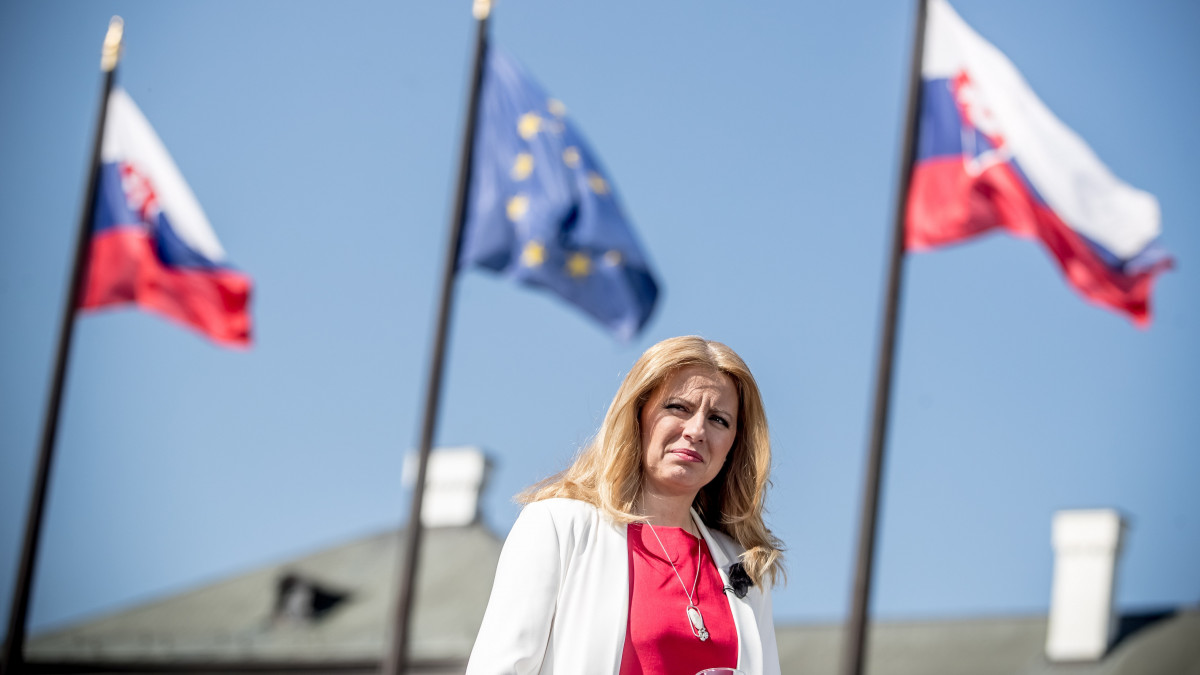 Zuzana Caputová, az ellenzéki liberális pártok győztes elnökjelöltje várakozik egy televíziós műsor felvételére a pozsonyi Grassalkovich-kastély előtt 2019. március 31-én. Caputová jelentős előnnyel nyerte meg az előző nap az ötödik közvetlen szlovák elnökválasztás, második, döntő fordulóját.