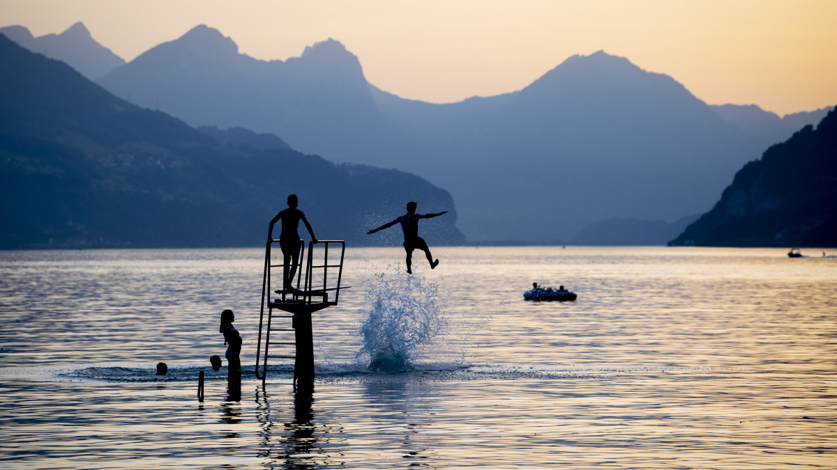 Fiatalok fürdenek a Wallenstadti-tóban, a kelet-svájci Walenstadt közelében 2019. június 25-én. A nyugatról érkező hőhullám elérte az alpesi országot, amelynek egyes részein 34 fokot mértek a mai napon.