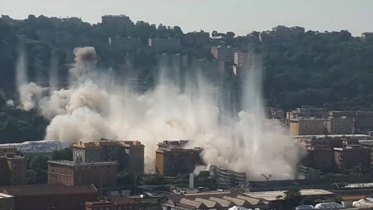 Felrobbantották a leomlott genovai híd maradványait - videó, fotók