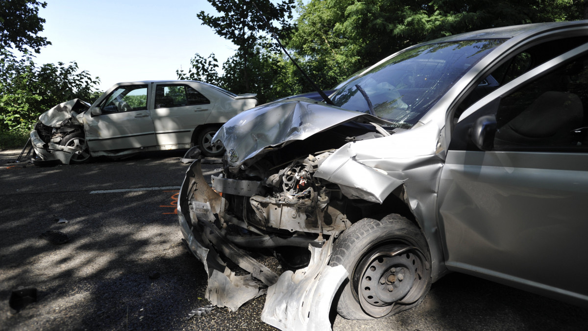 Összeroncsolódott személyautók az 5-ös főúton Alsónémedi külterületén 2019. június 28-án. A két jármű összeütközött, a balesetben egy ember meghalt, egy súlyosan megsérült.
