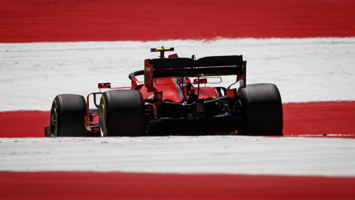 Charles Leclerc, a Ferrari monacói versenyzője a Forma-1-es autós gyorsasági világbajnokság Osztrák Nagydíjának első szabadedzésén a spielbergi pályán 2019. június 28-án. A futamot június 30-án rendezik.