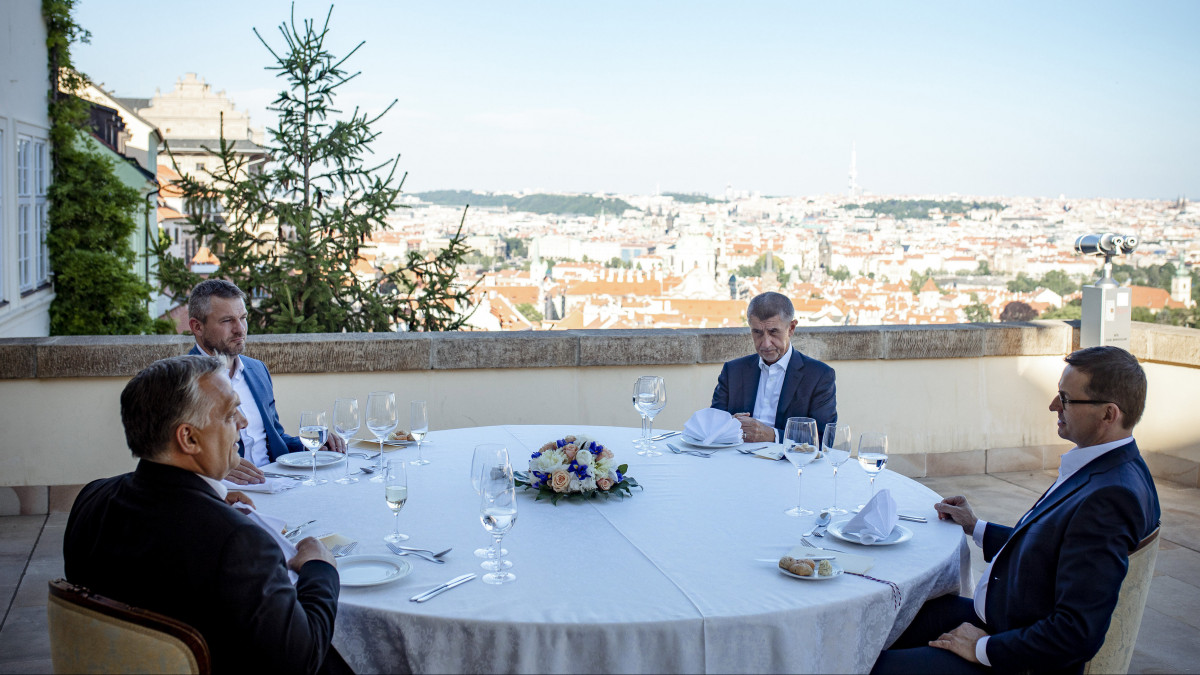 A Miniszterelnökii Sajtóiroda által közreadott képen Orbán Viktor magyar (b2), Peter Pellegrini szlovák (b2), Andrej Babis cseh (j2) és Mateusz Morawiecki lengyel miniszterelnök (j) a V4-egyeztetésen Prágában 2019. június 28-án.