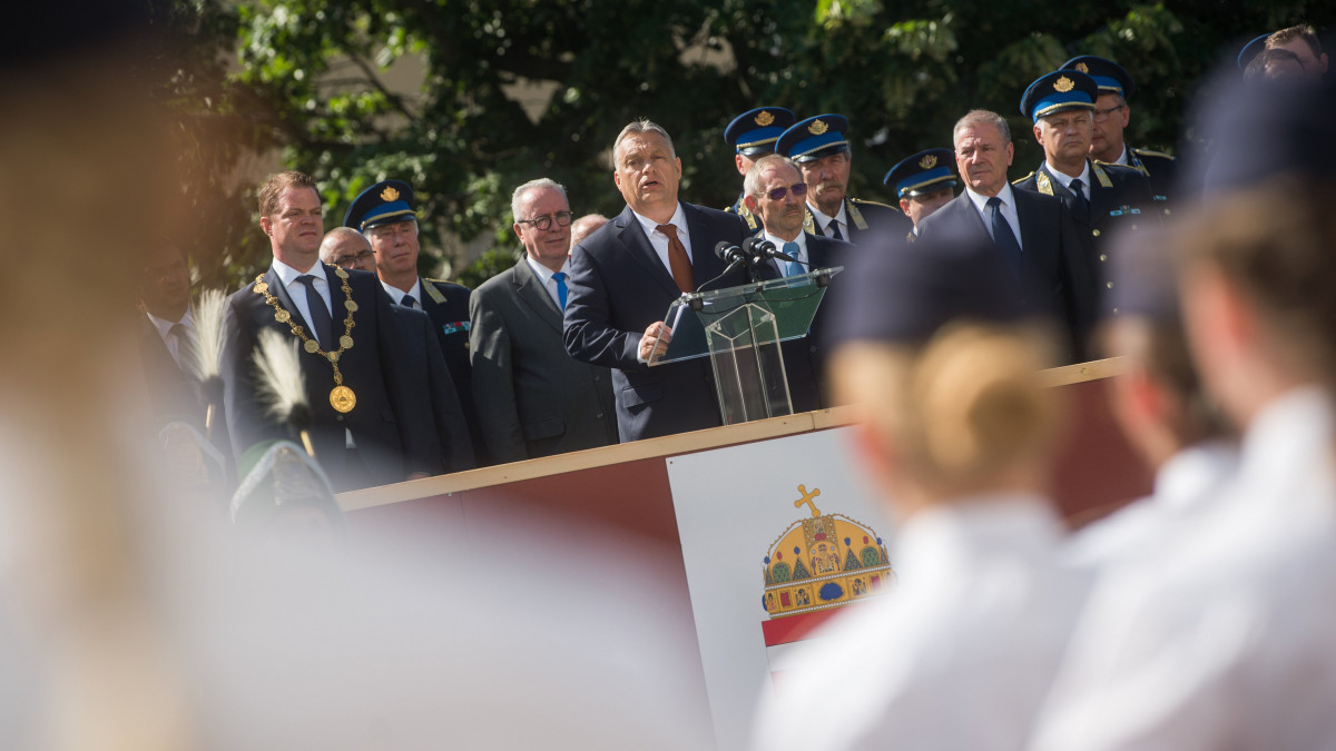 Orbán Viktor miniszterelnök (k) beszédet mond a Nemzeti Közszolgálati Egyetem Rendészettudományi Karának és Katasztrófavédelmi Intézetének tisztavatási ünnepségén a budai Várban 2019. június 29-én. A kormányfő mögött Bakondi György, a miniszterelnök belbiztonsági főtanácsadója, mellette elöl, jobbra Pintér Sándor belügyminiszter és Benkő Tibor honvédelmi miniszter, balra Koltay András, a Nemzeti Közszolgálati Egyetem (NKE) rektora.