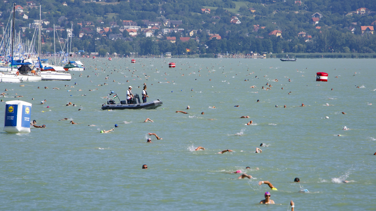 A 37. Lidl Balaton-átúszás résztvevői Révfülöp és Balatonboglár között 2019. június 29-én. A versenyzők 5,2 kilométeres távot teljesítettek.