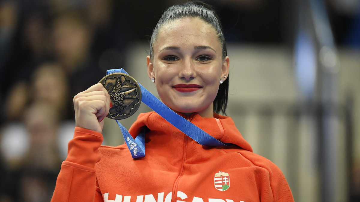 Péter Sára bronzérmével a női torna ugrás versenyének eredményhirdetésén, a II. Európa Játékokon a Minszk Arénában 2019. június 30-án.