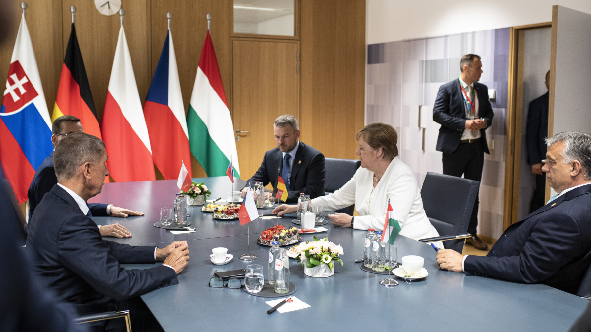 A Miniszterelnöki Sajtóiroda által közreadott képen Orbán Viktor magyar, (j), Andrej Babis cseh (b), Mateusz Morawiecki lengyel (b, takarásban), Peter Pellegrini szlovák (j3) miniszterelnök, valamint Angela Merkel német kancellár (j2) a V4+Németország egyeztetésen az EU rendkívüli csúcsértekezlete előtt Brüsszelben 2019. május 30-án.