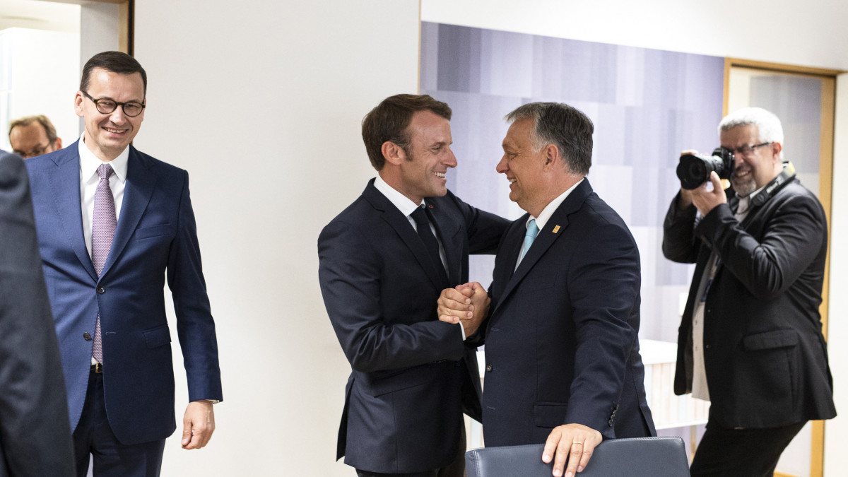 A Miniszterelnöki Sajtóiroda által közreadott képen Orbán Viktor miniszterelnök (j2) és Emmanuel Macron francia elnök (j3) kezet fog, mellettük Mateusz Morawiecki lengyel miniszterelnök (b) a V4+Franciaország egyeztetésen az EU rendkívüli csúcsértekezlete előtt Brüsszelben 2019. május 30-án.