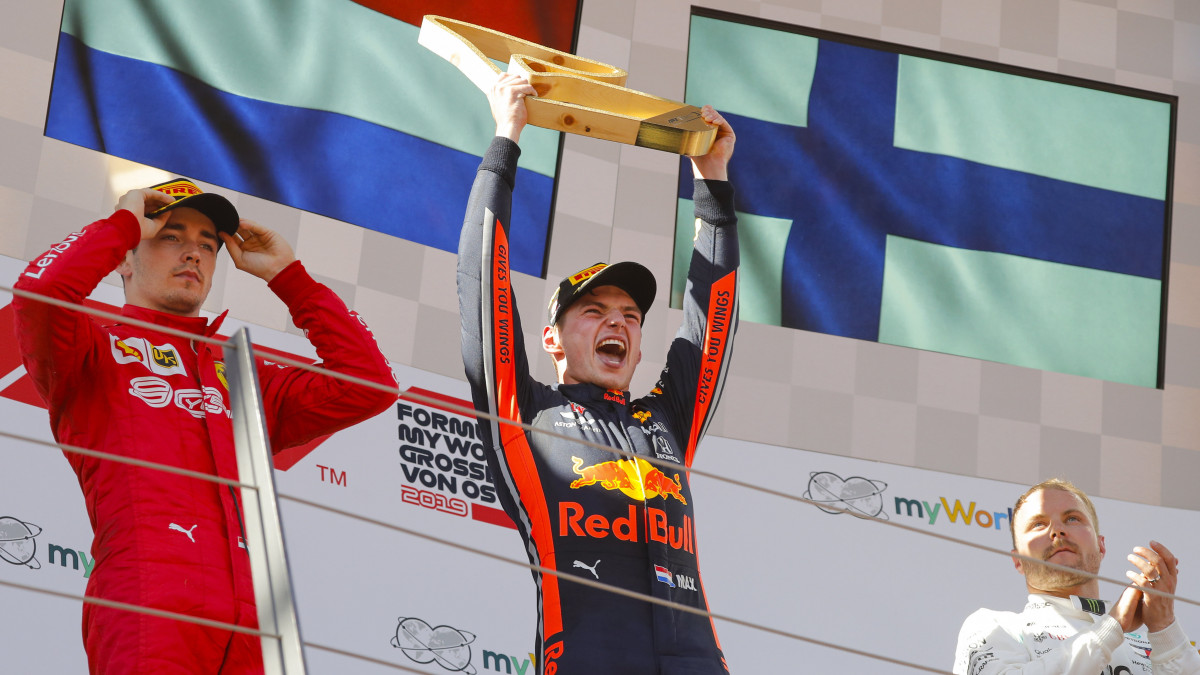 Max Verstappen, a Red Bull győztes holland versenyzője (k), Charles Leclerq, a Ferrari második helyezett monacói versenyzője (b) és Waltteri Bottas, a Mercedes harmadik helyezett finn versenyzője (j) a pódiumon a Forma-1-es autós gyorsasági világbajnokság Osztrák Nagydíján a spielbergi pályán 2019. június 30-án.