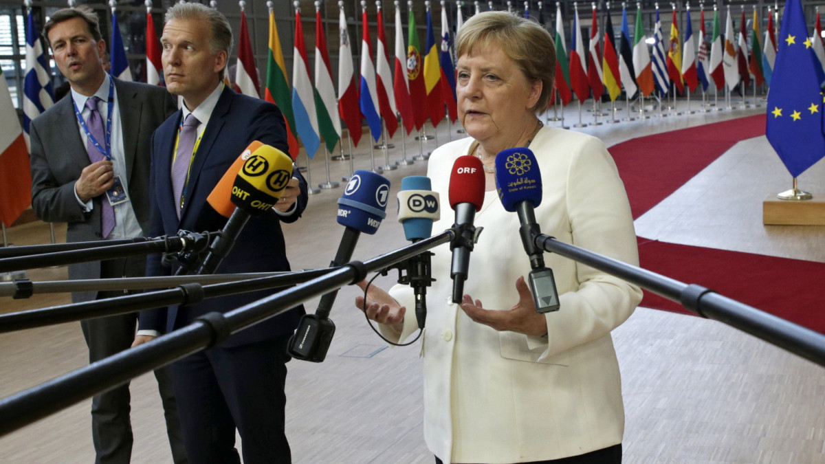 Angela Merkel német kancellár nyilatkozik, miközben az Európai Unió rendkívüli brüsszeli csúcstalálkozójára érkezik 2019. június 30-án. A résztvevők az EU vezetői tisztségeinek betöltéséről tárgyalnak.