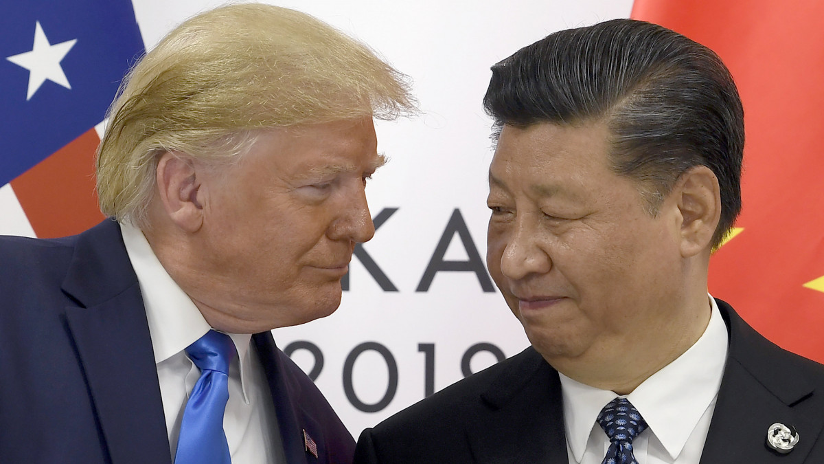 Donald Trump amerikai (b) és Hszi Csin-ping kínai elnök a világ 19 legfejlettebb gazdaságú és vezető feltörekvő országát, valamint az Európai Uniót tömörítő húszas csoport, a G20 oszakai csúcstalálkozójának második napján, 2019. június 29-én.