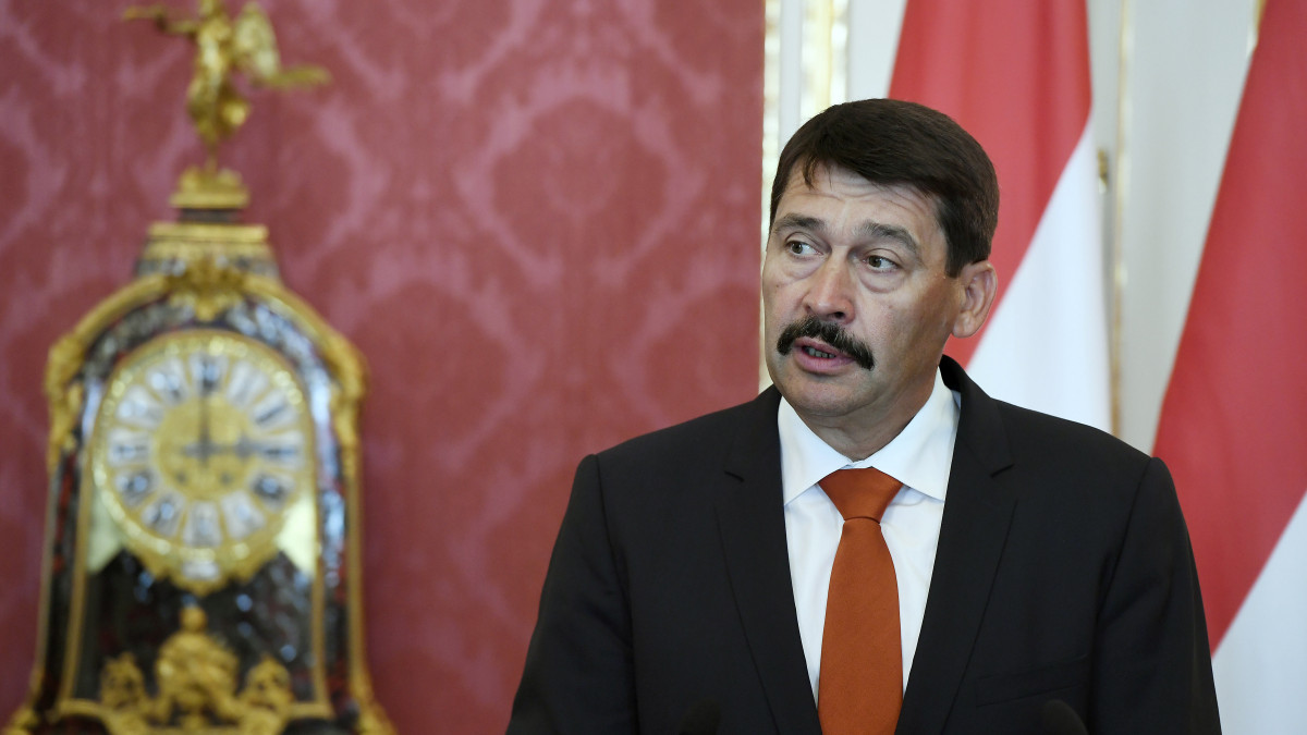 Áder János köztársasági elnök nyilatkozik a sajtónak Rumen Radev bolgár elnökkel folytatott megbeszélését követően a Sándor-palotában 2019. június 14-én.