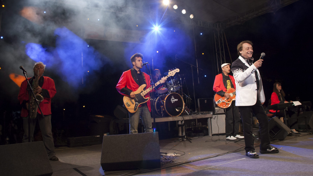 Fenyő Miklós (j2) koncertje a több helyszínes Nagyon Balaton fesztivál keretében megrendezett Utcabálon a keszthelyi Balaton parton 2013. augusztus 20-án.