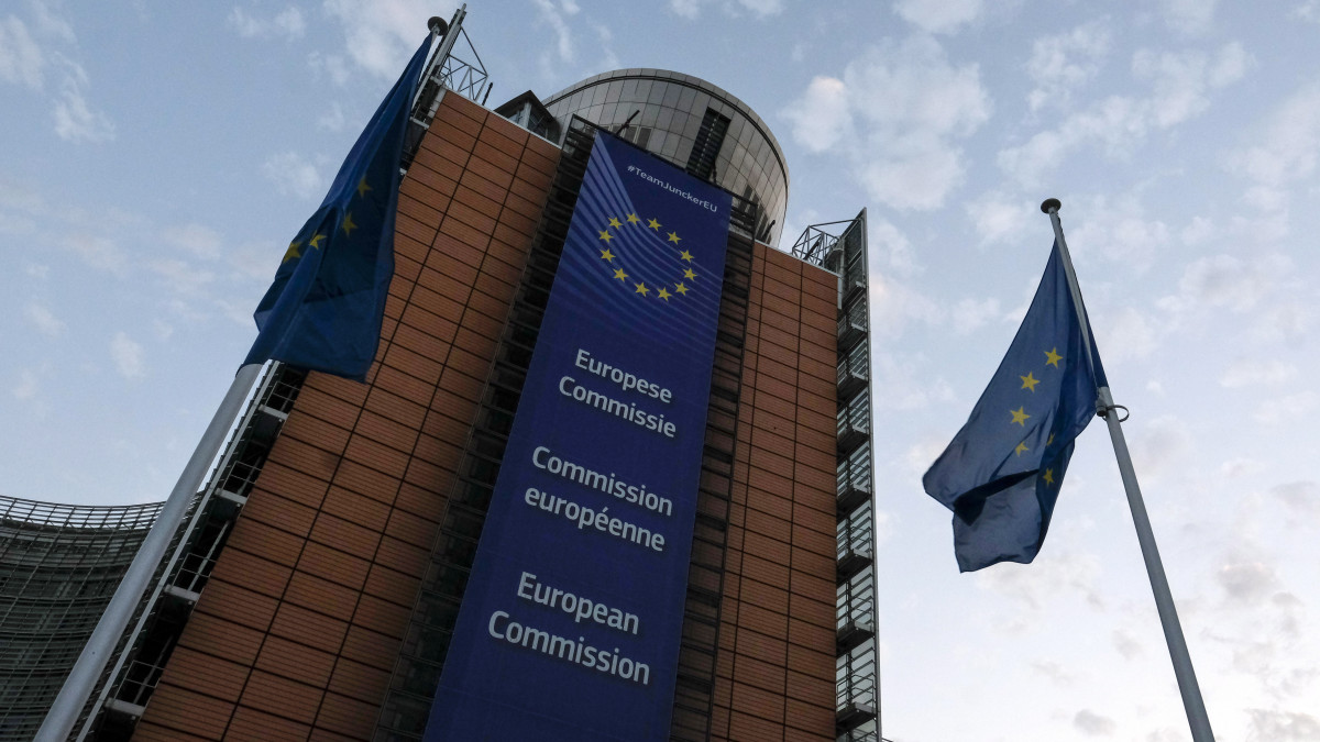 Az Európai Bizottság brüsszeli székháza 2019. július 1-jén. Donald Tusk, az Európai Tanács elnöke felfüggesztette az éjszakába nyúló európai uniós csúcstalálkozót, hogy kétoldalú megbeszéléseket folytasson a tagállamok vezetőivel. A tagországok állam-, illetve kormányfői június 30-án este kezdtek rendkívüli találkozót Brüsszelben, ezen egyetlen napirendi pontként a főbb EU-intézmények vezetői tisztségeinek betöltéséről tárgyalnak.