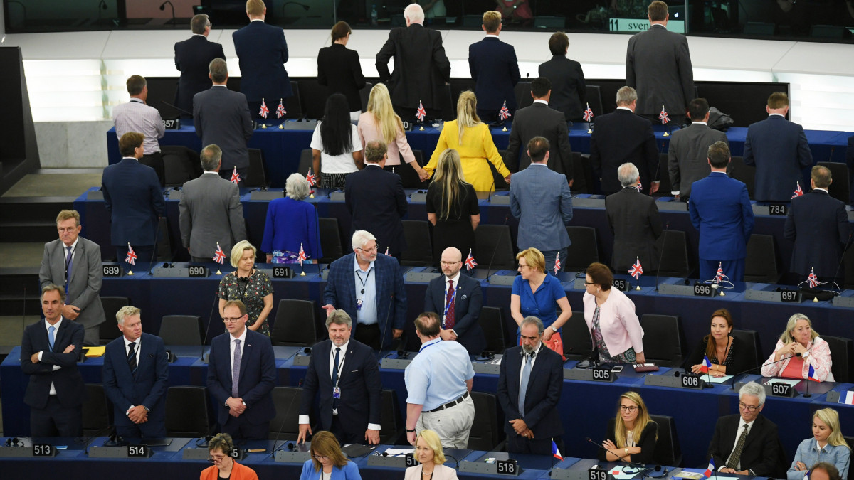 A brit Brexit Párt képviselői hátat fordítanak az európai himnusz ideje alatt az új összetételű Európai Parlament alakuló ülésén Strasbourgban 2019. július 2-án.