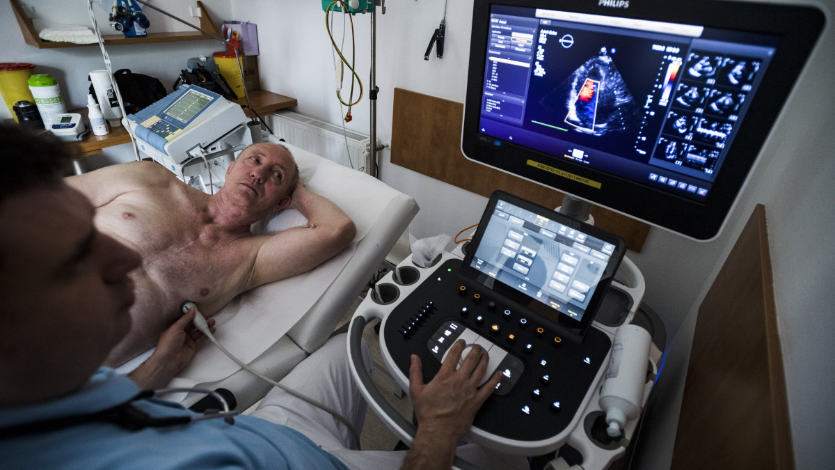 Ultrahangos vizsgálatot végeznek egy betegen a Városmajori Szív- és Érgyógyászati Klinikán 2018. április 17-én. Idén 2018. december 28-ig hatvanegy szívátültetést végeztek Magyarországon.