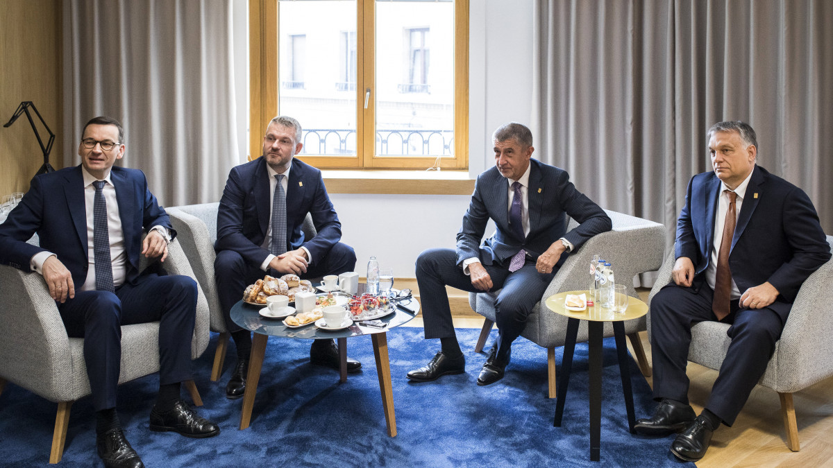 A Miniszterelnöki Sajtóiroda által közreadott képen Mateusz Morawiecki lengyel, Peter Pellegrini szlovák, Andrej Babis cseh és Orbán Viktor magyar miniszterelnök (b-j) a visegrádi országok (V4) egyeztetésén az EU-csúcs ülése előtt 2019. július 2-án.