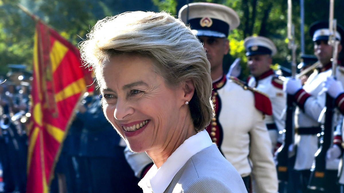 Szkopje, 2018. szeptember 20.Ursula von der Leyen német védelmi miniszter a tiszteletére tartott fogadási ünnepségen, Szkopjéban 2018. szeptember 20-án. (MTI/EPA/Georgi Licovszki)