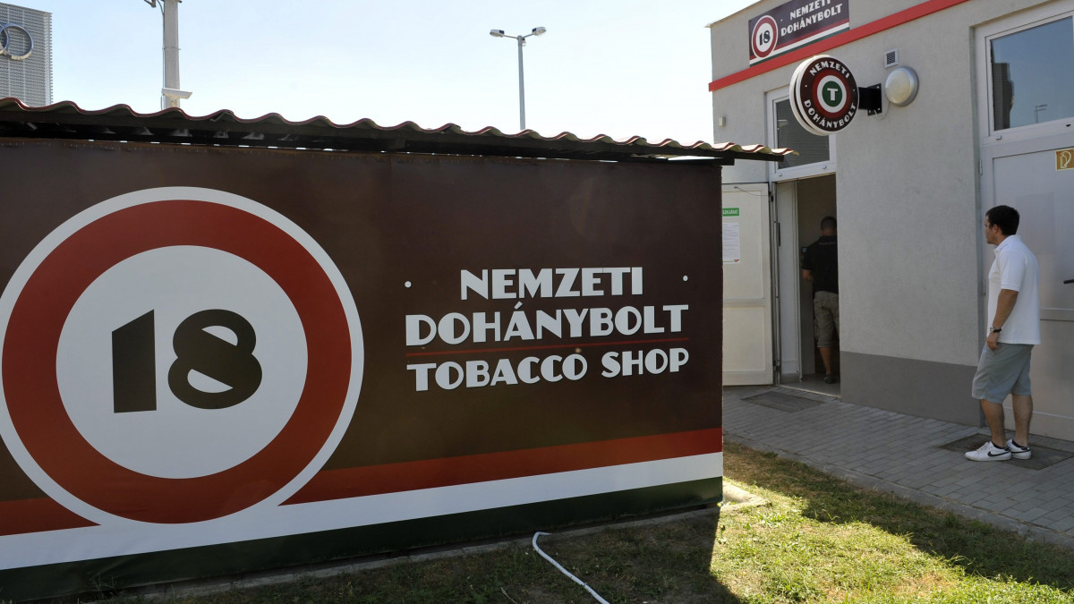 Nemzeti dohánybolt bejárata a Mol Mozaik utcai töltőállomásán 2013. augusztus 2-án. A dohánybolt ezen a napon nyílt meg a jövő héten kezdődő Sziget fesztivál helyszíne közelében.