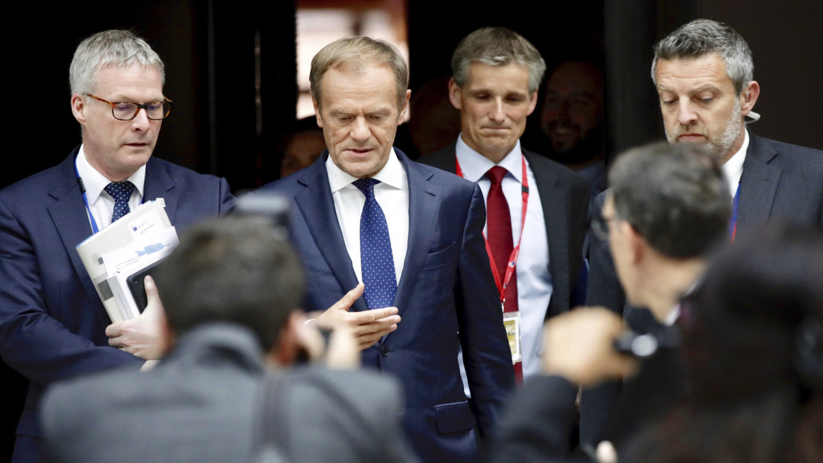 Donald Tusk, az Európai Tanács elnöke (b2) sajtóértekezletre érkezik, miután az Európai Tanács döntött az EU vezetői tisztségeinek betöltéséről az Európai Unió rendkívüli brüsszeli csúcstalálkozóján 2019. július 2-án.