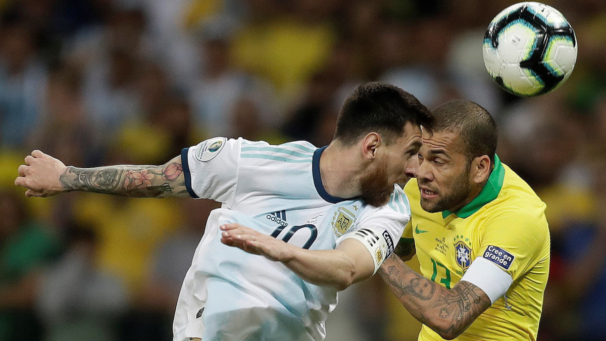 A brazil Dani Alves (j) és az argentin Lionel Messi a labdarúgó Copa America elődöntőjében, Belo Horizontéban 2019. július 2-án. Brazília 2-0-ra győzött.