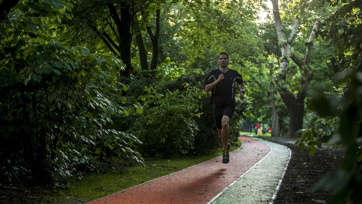 Koós Erik, a 2013-as 4x200-as felnőtt országos bajnokság győztes váltójának egyik tagja fut az újonnan átadott, 580 méter hosszú rekortán borítású városmajori futókörön Budapesten 2014. május 27-én.