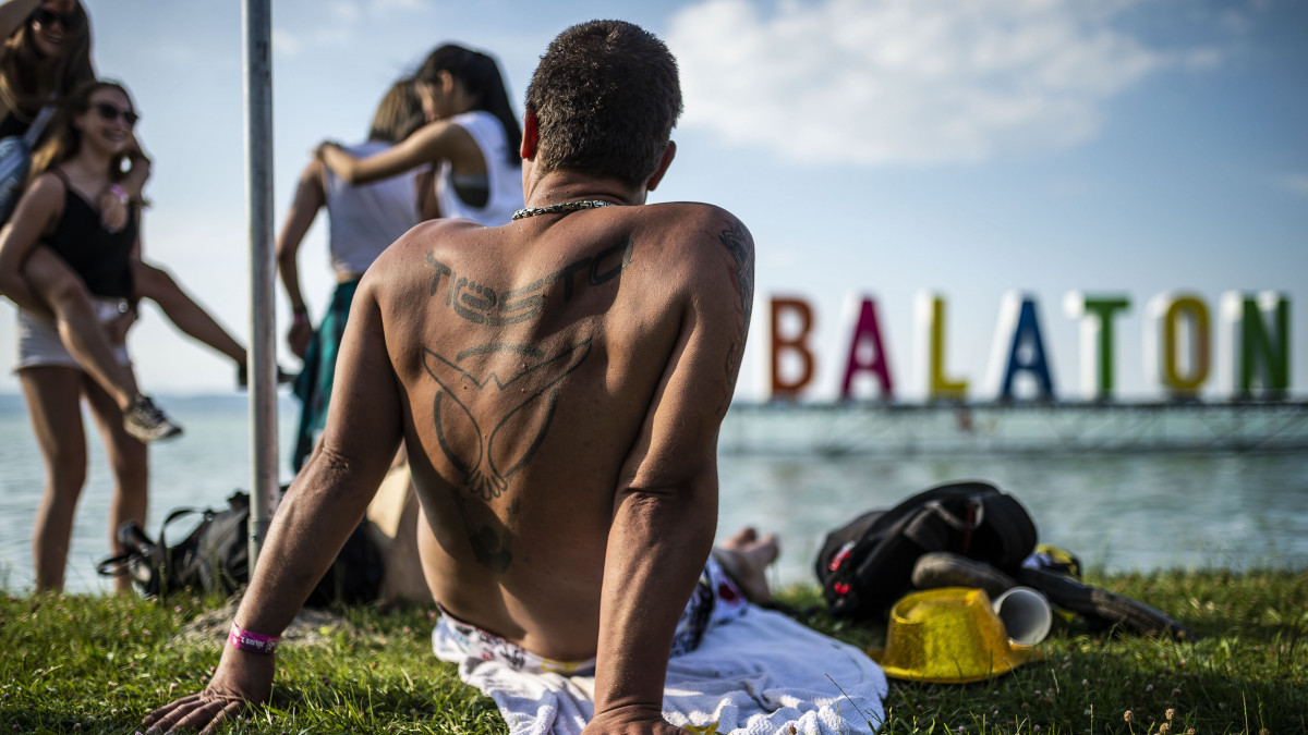 Fiatalok a Balaton Sound fesztiválon Zamárdiban 2019. július 3-án.