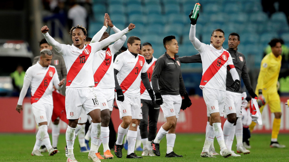 A perui válogatott tagjai ünnepelnek, miután 3-0-ra győztek Chile ellen a labdarúgó Copa America elődöntőjében, Porto Alegrében 2019. július 3-án.