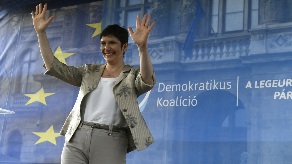 Dobrev Klára, a Demokratikus Koalíció európai parlamenti listavezetője pártja kampányzáró rendezvényén a budapesti Széchenyi téren 2019. május 24-én.