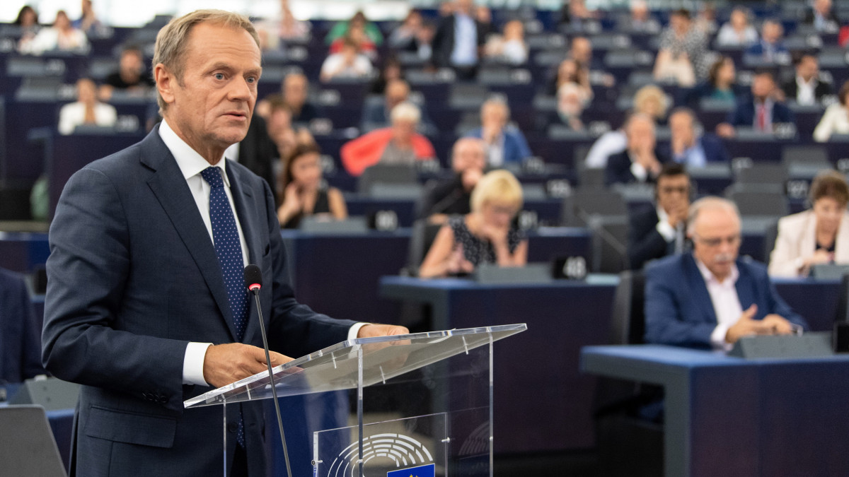 Donald Tusk, az Európai Tanács elnöke beszámol a közelmúltban zajlott EU-csúcsról és az EU-tisztújítás eredményeiről az Európai Parlament ülésén Strasbourgban 2019. július 4-én.