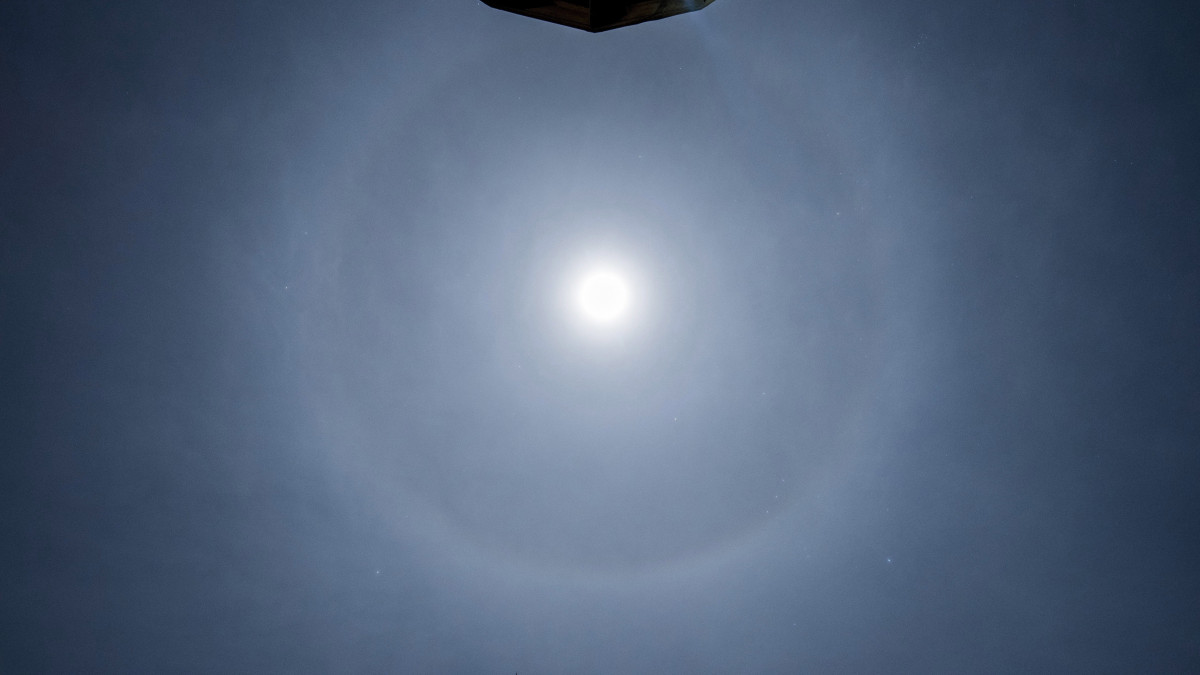 A haló elnevezésű fényjelenség látszik a Hold körül a Tubesről fotózva 2018. január 28-án. A gyűrű alakú fényjelenséget a 8-12 kilométer magasban elhelyezkedő felhőkben lévő jégkristályokon visszaverődött és megtört fénysugarak okozzák.