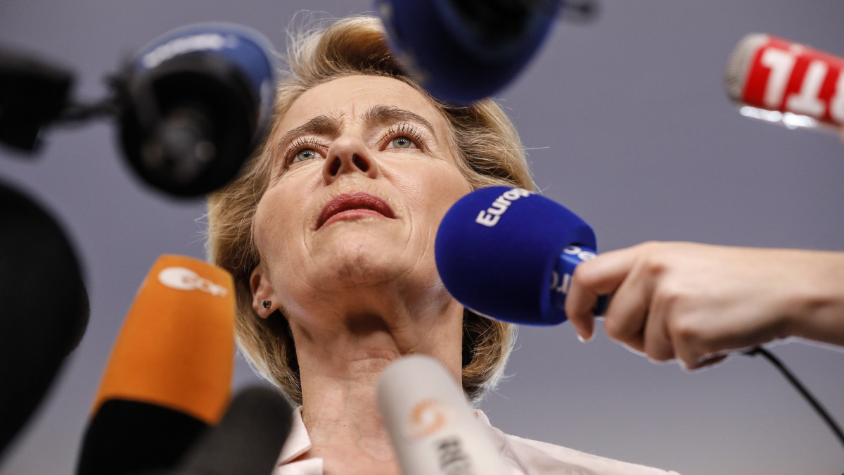 Ursula von der Leyen német védelmi miniszter nyilatkozik az Európai Parlament strasbourgi épületében 2019. július 3-án. Az előző nap az Európai Tanács von der Leyent jelölte az Európai Bizottság elnökének.