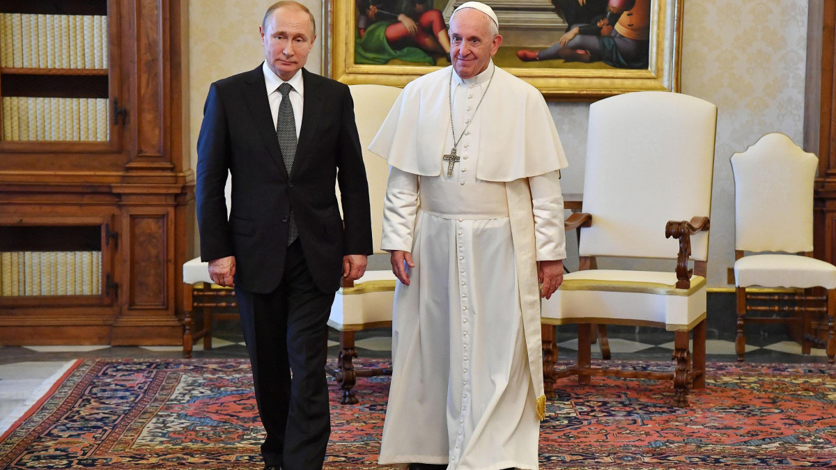 Vlagyimir Putyin orosz elnököt (b) fogadja magánkihallgatáson Ferenc pápa a Vatikánban 2019. július 4-én.