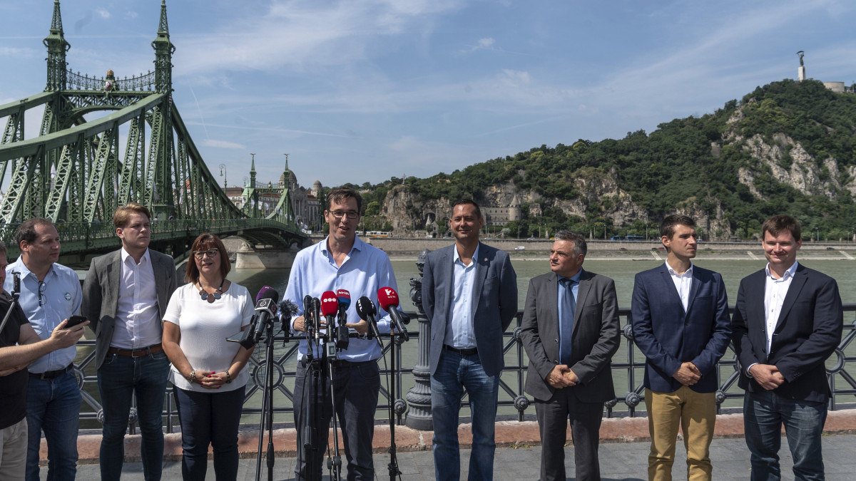 Karácsony Gergely, az MSZP-Párbeszéd főpolgármester-jelöltje (b4) sajtótájékoztatót tart az őszi önkormányzati választásról Budapesten, a Szabadság híd pesti hídfőjénél 2019. július 5-én. Mellette Béres András, a Párbeszéd óbudai képviselője, Hajnal Miklós, a Momentum elnökségi tagja, Gy. Németh Erzsébet, a Demokratikus Koalíció (DK) fővárosi közgyűlési képviselője, Molnár Zsolt, a Magyar Szocialista Párt (MSZP) budapesti választmányának elnöke, Élő Norbert, a DK budapesti koordinációs tanácsának tagja, Bencsik János, a Jobbik budapesti elnöke és Kanász-Nagy Máté, a Lehet Más a Politika (LMP) országos elnökségének titkára (b-j). Hat ellenzéki párt, az MSZP, a Párbeszéd, a DK, a Jobbik, az LMP és a Momentum megállapodott arról, hogy az őszi önkormányzati választáson közösen támogatott jelölteket indítanak az összes budapesti kerületben.