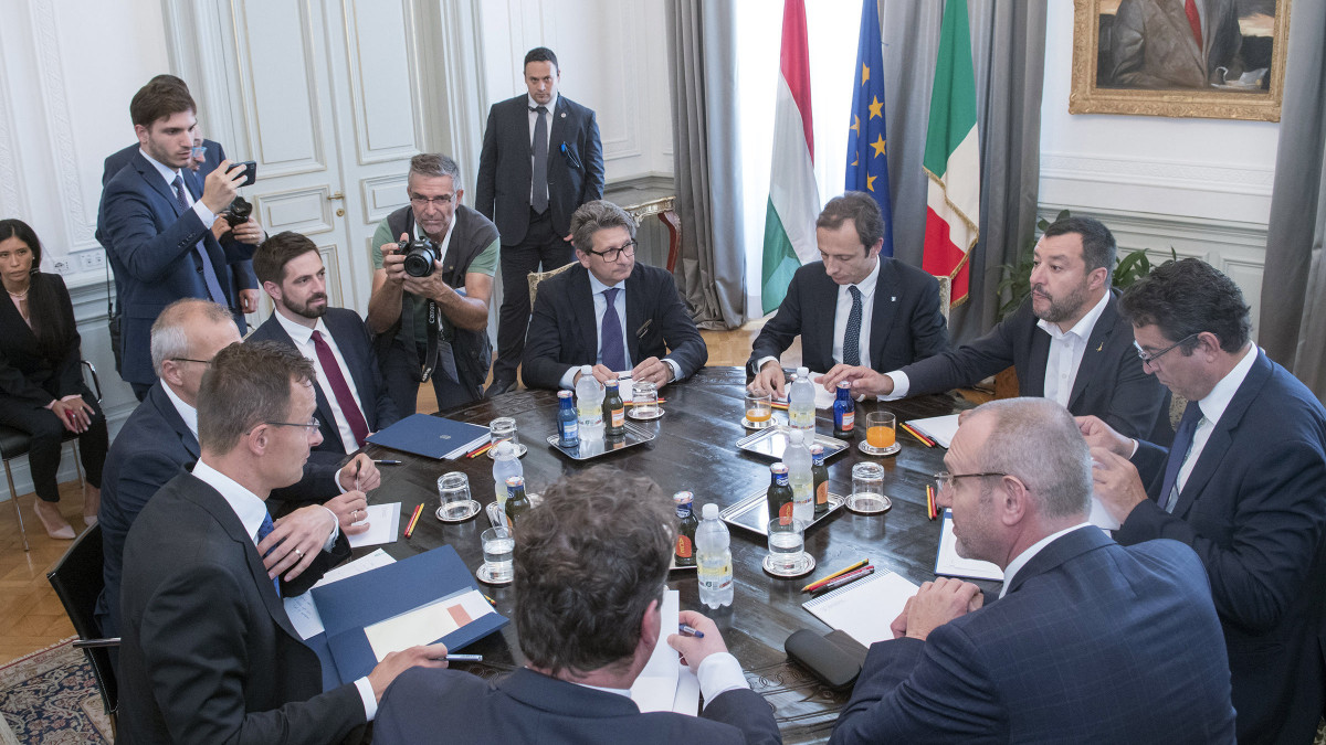 A Külgazdasági és Külügyminisztérium által közreadott képen  Matteo Salvini olasz belügyminiszter (j2) és Szijjártó Péter külgazdasági és külügyminiszter (b) tárgyalása Triesztben 2019. július 5-én.