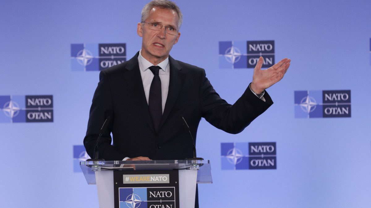 Jens Stoltenberg NATO-főtitkár sajtóértekezletet tart a közepes és rövid hatótávolságú nukleáris eszközök felszámolásáról szóló szerződésről (INF) Brüsszelben 2019. július 5-én, miután a katonai szövetség nagyköveti szintű megbeszélését folytatott az Oroszország Tanáccsal.