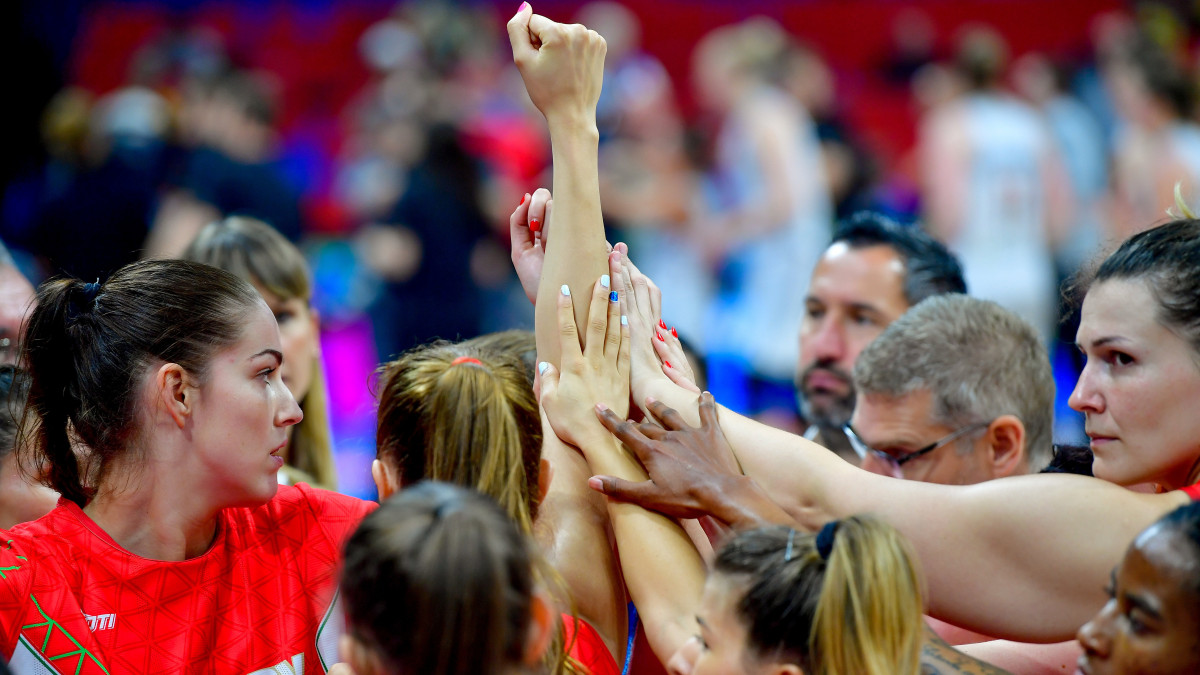 A magyar csapat a női kosárlabda Európa-bajnokság olimpiai selejtező alsóházi rájátszásában (az 5-8. helyért) a Belgrád Arénában 2019. július 6-án. A magyar válogatott 72-56-ra kikapott.