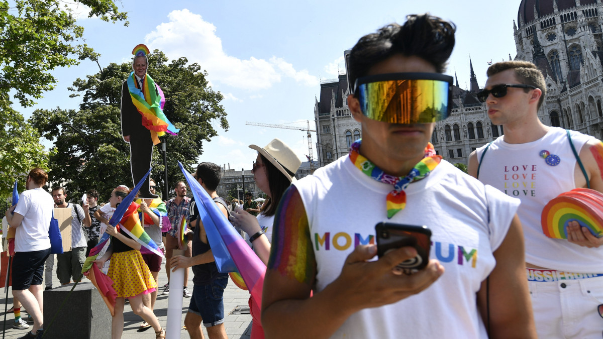 A 24. Budapest Pride résztvevői gyülekeznek a Kossuth téren 2019. július 6-án.