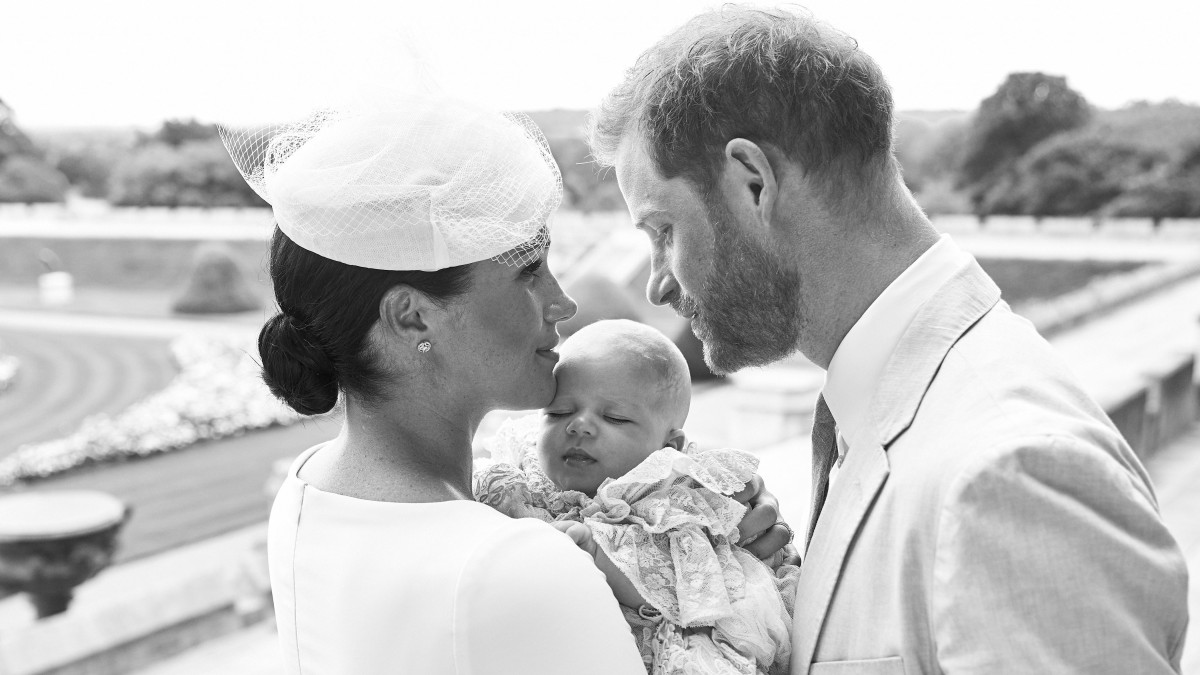 Harry sussexi herceg, a brit trónörökös másodszülött fia és felesége, Meghan sussexi hercegnő gyermekük, Archie Harrison Mountbatten-Windsor keresztelésén az angliai Windsor királyi kastélyában 2019. július 6-án. A május 6-án született fiúgyermek a hetedik a brit trónutódlási sorban.