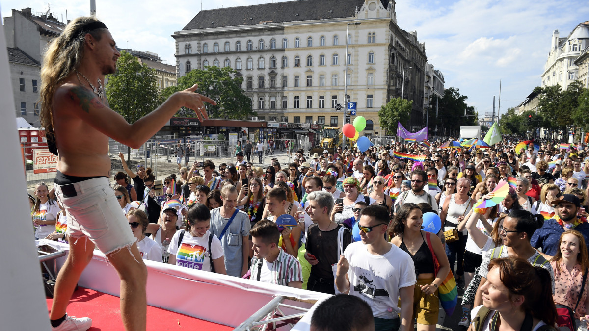 A 24. Budapest Pride résztvevői vonulnak a Bajcsy-Zsilinszky úton 2019. július 6-án.