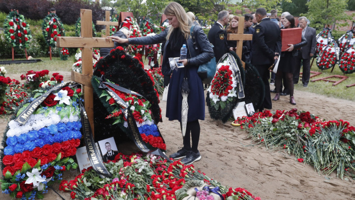 Eltemették az orosz tengeralattjáró balesetében elhunyt haditengerészeket