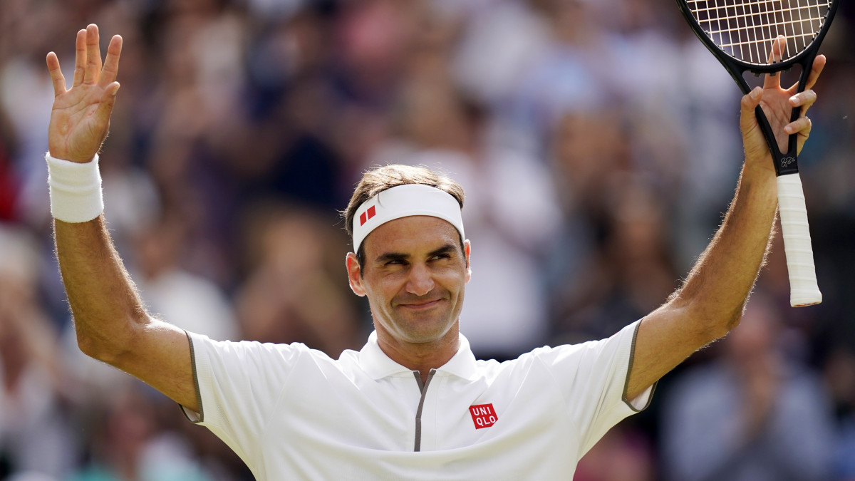 A svájci Roger Federer, miután győzött a dél-afrikai Lloyd Harris ellen a wimbledoni teniszbajnokság férfi egyesének első fordulójában Londonban 2019. július 2-án.