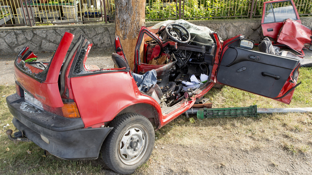 Fának csapódott, összetör személyautó Győrújfaluban 2019. július 7-én. A balesetben egy ember életét vesztette.