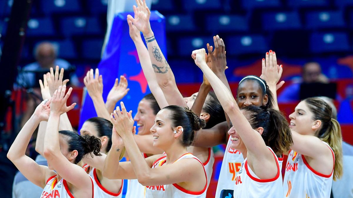 A spanyol válogatott tagjai ünnepelnek, miután 86-66-ra győztek a női kosárlabda Európa-bajnokság döntőjében, a Spanyolország - Franciaország mérkőzésen a Belgrád Arénában 2019. július 7-én. Előtérben középen Andrea Vilaró Aragonés. 