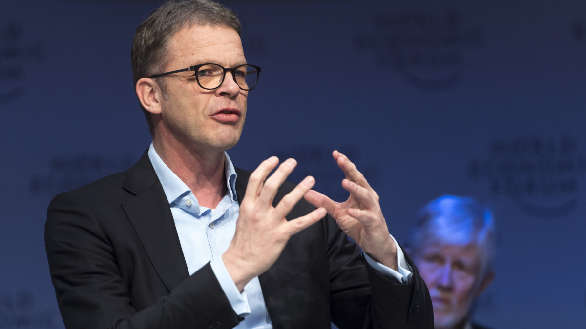 Christian Sewing, a Deutsche Bank vezérigazgatója beszél a Világgazdasági Fórum 49. davosi találkozójának egyik panelbeszélgetésén 2019. január 24-én, az esemény harmadik napján. A négynapos davosi tanácskozáson, amelyet egy azonos nevű svájci nonprofit alapítvány, a Világgazdasági Fórum szervez, a világ vezető politikai, társadalmi és gazdasági döntéshozói a legégetőbb globális kérdéseket vitatják meg, illetve határozzák meg a jövőre vonatkozó legfontosabb feladatokat.