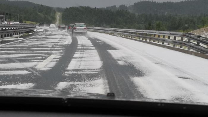 Brutális pusztítás: menekülés a jégverés elől, lapátolni kellett a jeget az autópályán