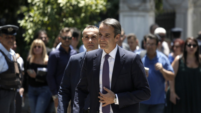 Esküt tett az új görög miniszterelnök