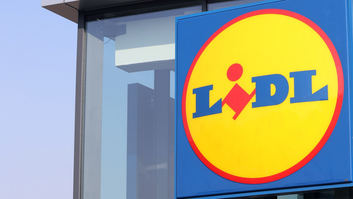Belgrád, 2018. október 11.Vásárlók a Lidl áruházlánc egyik új üzleténél Belgrádban 2018. október 11-én. A német cég ezen a napon megnyitotta első tizenhat szerbiai diszkontáruházát. (MTI/EPA/Koca Sulejmanovic)